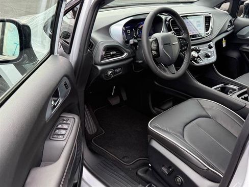 New 2026 Chrysler Pacifica Limited w/ S Appearance Package image 4