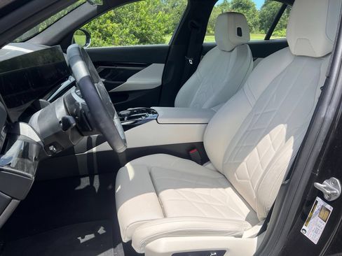Used 2024 BMW 530i w/ Convenience Package RWD image 7