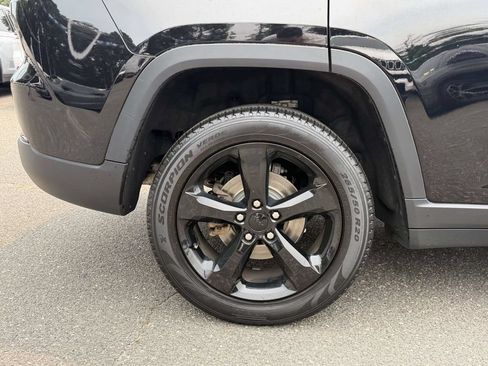 Certified 2023 Jeep Grand Cherokee Limited w/ Black Appearance Package AWD/4WD image 12