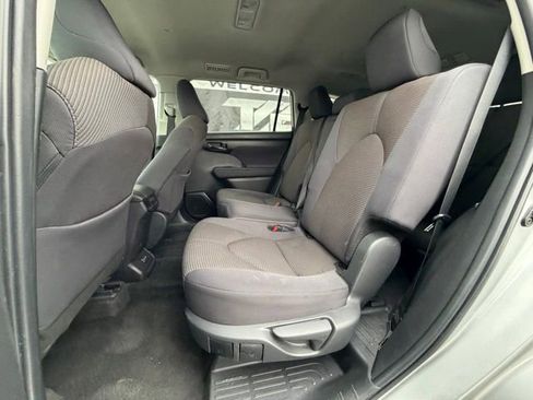 Used 2024 Toyota Highlander LE AWD/4WD image 11