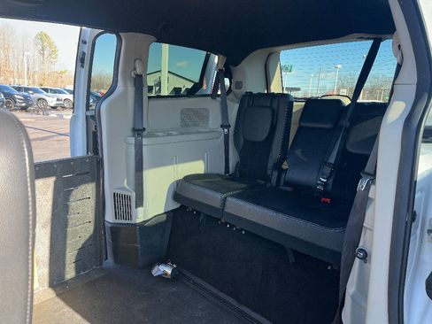 Used 2018 Dodge Grand Caravan SXT image 20