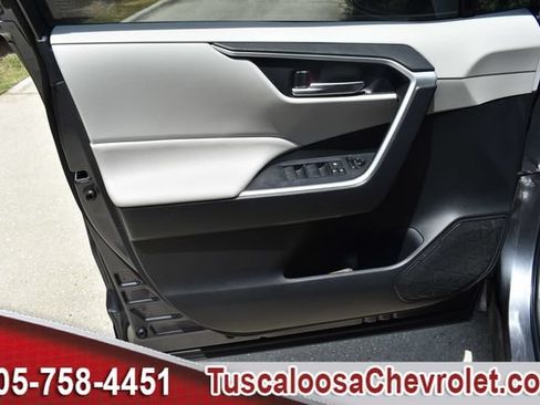 Used 2019 Toyota RAV4 XLE w/ Convenience Package FWD image 17