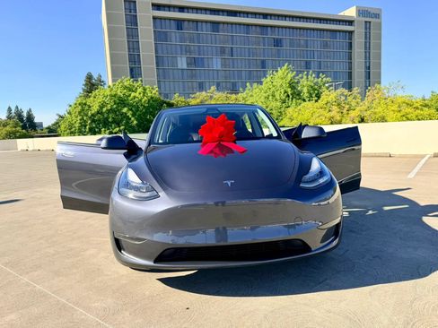 Used 2022 Tesla Model Y Long Range AWD/4WD image 29