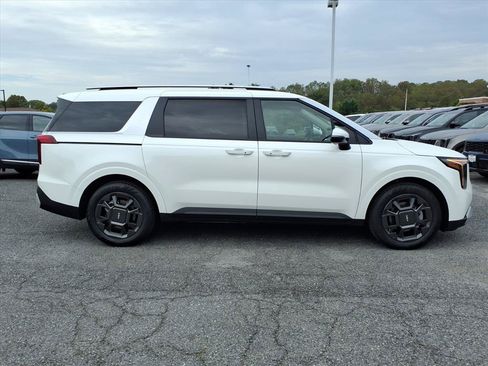 New 2026 Kia Carnival EX FWD image 3