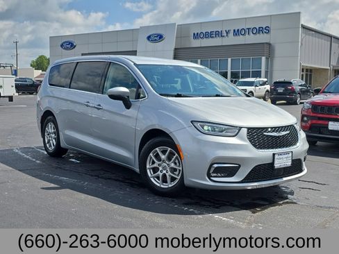 Used 2023 Chrysler Pacifica Touring-L FWD image 1