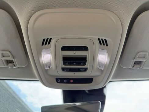 Used 2023 Buick Envision Avenir AWD/4WD image 18
