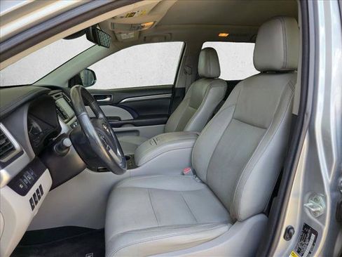 Used 2017 Toyota Highlander Limited Platinum FWD image 10