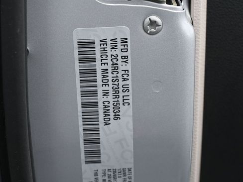 Used 2024 Chrysler Pacifica Select image 19