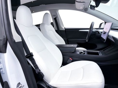 Used 2023 Tesla Model Y Performance image 33