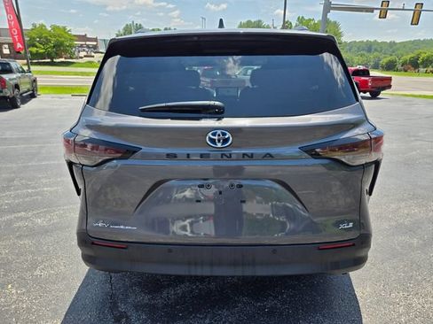 Used 2025 Toyota Sienna XLE FWD image 8