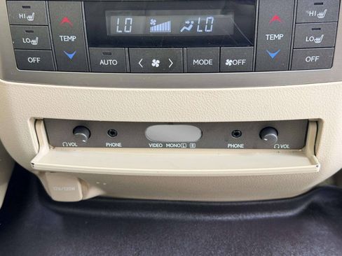 Used 2013 Lexus LX 570 4WD w/ Luxury Pkg image 39