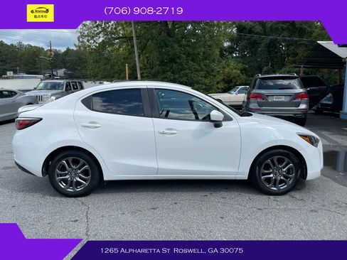 Used 2019 Toyota Yaris L image 5