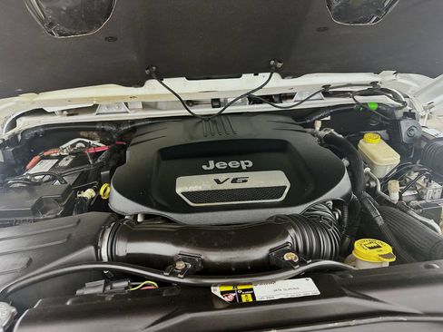 Used 2016 Jeep Wrangler Unlimited Rubicon w/ Connectivity Group AWD/4WD image 29