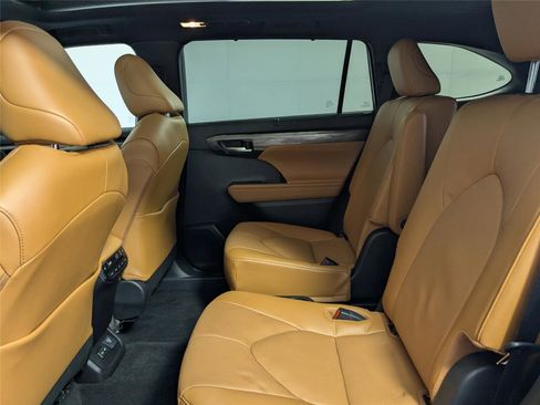 Used 2025 Toyota Highlander Platinum image 32