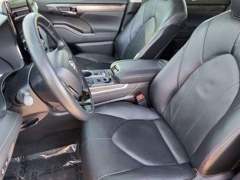 Used 2021 Toyota Highlander Limited image 3