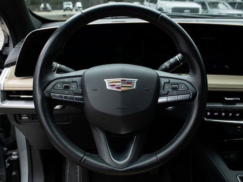 Used 2025 Cadillac XT4 Premium Luxury image 9