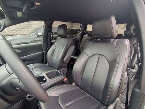 Used 2025 Chrysler Pacifica Select image 24