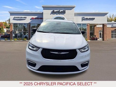 Certified 2025 Chrysler Pacifica Select image 3