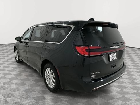 Used 2023 Chrysler Pacifica Touring-L FWD image 3
