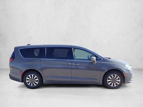 Used 2022 Chrysler Pacifica Touring-L FWD image 5