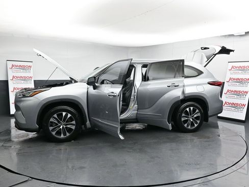 Used 2020 Toyota Highlander XLE image 28