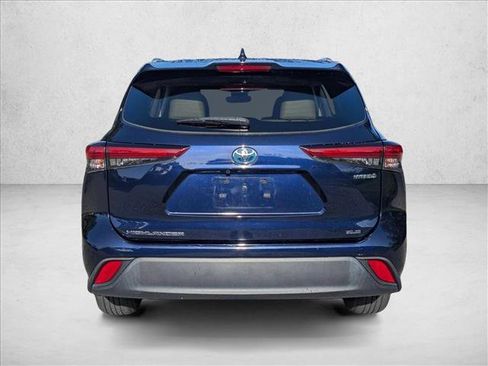 Used 2022 Toyota Highlander XLE FWD image 4