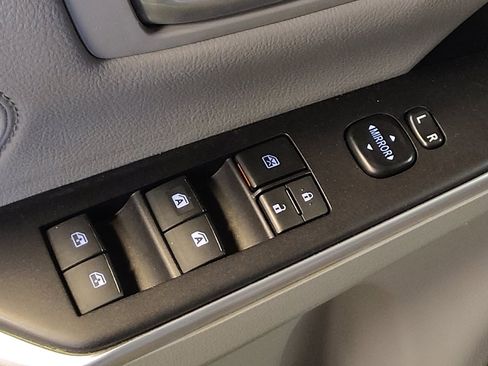 Used 2017 Toyota Camry XLE w/ Moonroof Package image 27