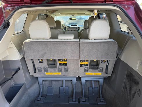 Used 2013 Toyota Sienna XLE image 15
