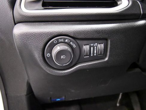 Used 2025 Chrysler Pacifica Select FWD image 18