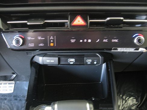 Used 2023 Kia Niro EX Touring image 15