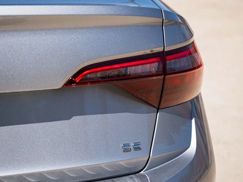 Used 2023 Volkswagen Jetta SE w/ Panoramic Sunroof Package FWD image 5