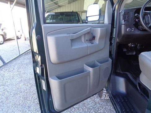 Used 2016 GMC Savana 3500 LT w/ LT Preferred Equipment Group image 32