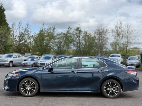 Used 2019 Toyota Camry SE image 2