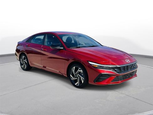 Used 2025 Hyundai Elantra Sport image 2