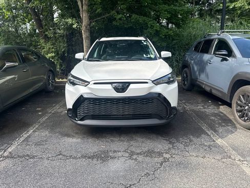 Used 2024 Toyota Corolla Cross AWD Hybrid w/ Moonroof Package image 2
