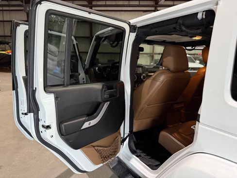 Used 2014 Jeep Wrangler Unlimited Sahara w/ Connectivity Group AWD/4WD image 16