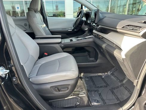 Certified 2025 Toyota Sienna XLE image 17