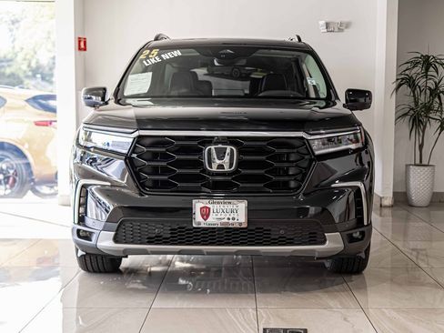 Used 2025 Honda Pilot Elite image 2