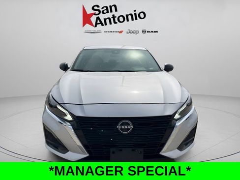Used 2024 Nissan Altima 2.5 SV FWD image 2