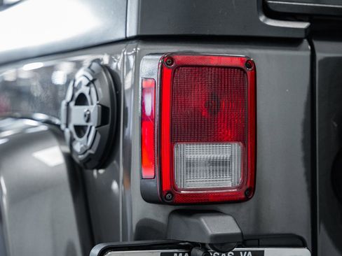 Used 2018 Jeep Wrangler Unlimited Sahara w/ Connectivity Group image 7