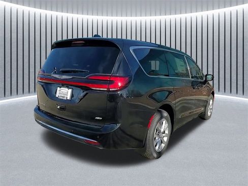 New 2026 Chrysler Pacifica Select image 3