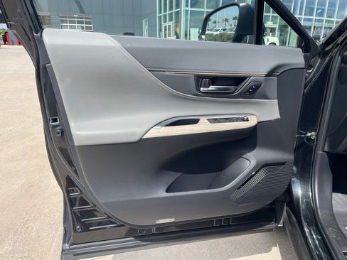 Used 2023 Toyota Venza XLE image 13