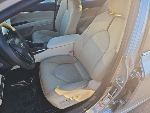 Used 2018 Toyota Camry LE image 16