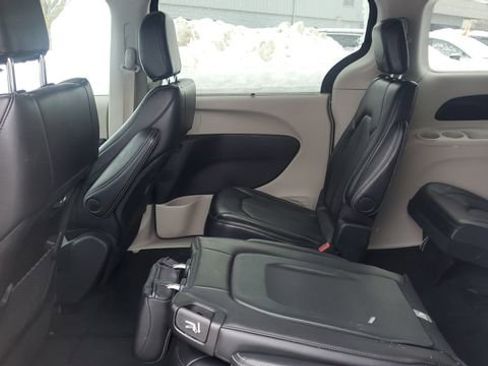 Certified 2024 Chrysler Pacifica Touring-L image 23