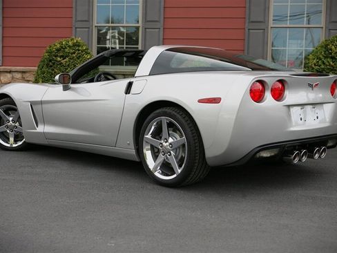 Used 2007 Chevrolet Corvette Coupe w/ Preferred Equipment Group RWD image 11