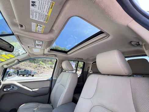 Used 2014 Nissan Frontier SL w/ SL Moonroof Package AWD/4WD image 19