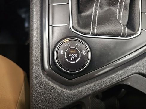 Used 2023 Volkswagen Tiguan SE w/ Panoramic Sunroof Package image 22