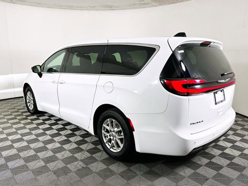 Used 2025 Chrysler Pacifica Select image 5