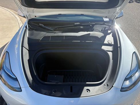 Used 2022 Tesla Model Y Long Range AWD/4WD image 28