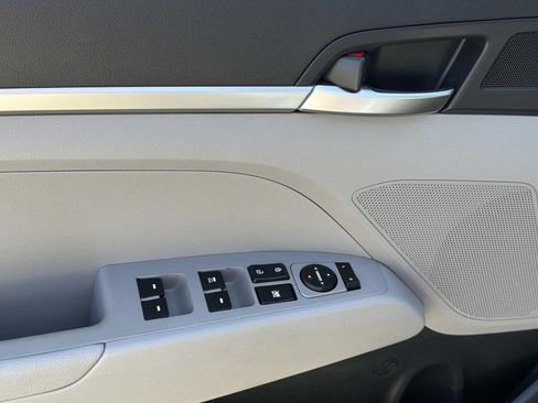 Used 2020 Hyundai Elantra SE FWD image 21